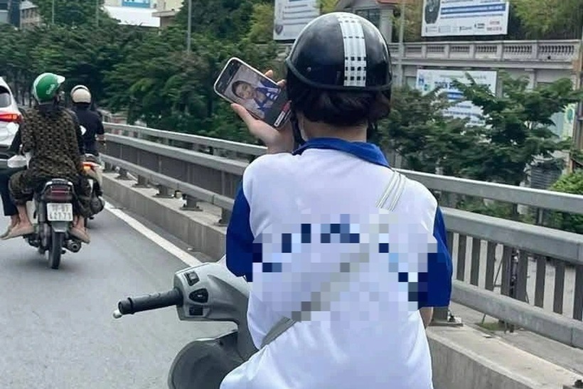 Nữ sinh 19 tuổi bị phạt 1,4 triệu đồng vì vừa lái xe vừa xem TikTok. Ảnh: Báo Dân trí.