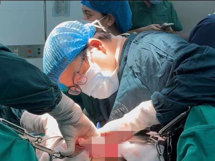 Bác sĩ phẫu thuật cho bệnh nhân. Ảnh: Sức khoẻ & Đời sống.