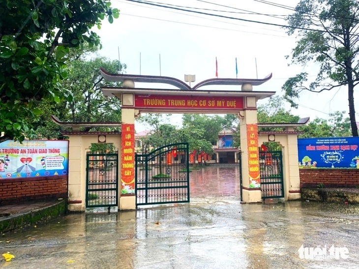 Do mưa lớn kéo dài dẫn đến nhiều khu vực tại xã Cẩm Duệ ngập cục bộ nên Trường THCS Mỹ Duệ cho học sinh nghỉ học để đảm bảo an toàn. Ảnh: Tuổi trẻ Online