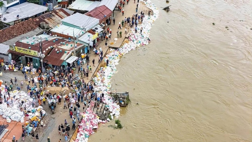 Lực lượng chức năng cùng người dân gia cố tuyến kè An Lương (xã Duy Nghĩa, Đà Nẵng)