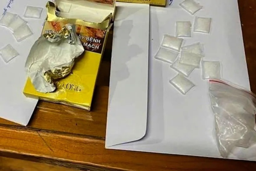 Bình để ma túy lên bàn thờ. Ảnh: Công an tỉnh Hà Tĩnh.