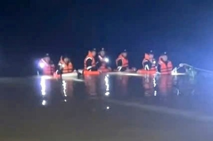 Lực lượng chức năng tìm kiếm nạn nhân. Ảnh:Lao động