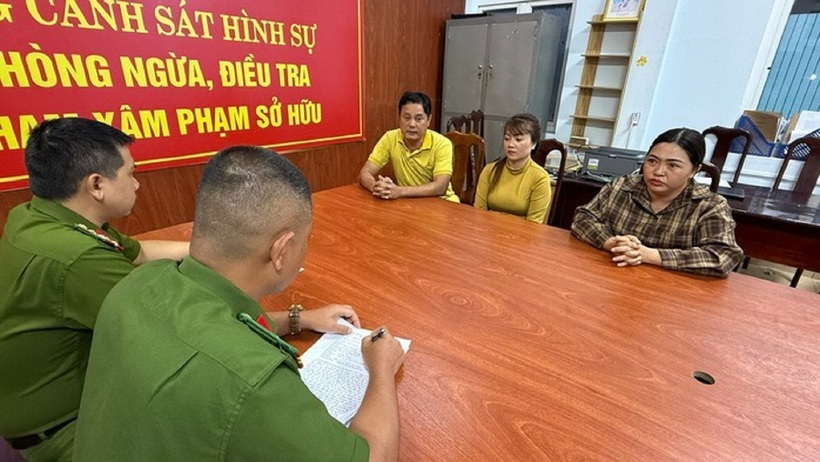 Cả 3 đối tượng tại cơ quan công an . Ảnh: Người lao động