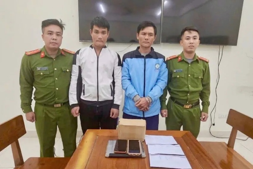 Đặng Văn Bình và Nguyễn Tiến Hà cùng tang vật tại cơ quan công an.