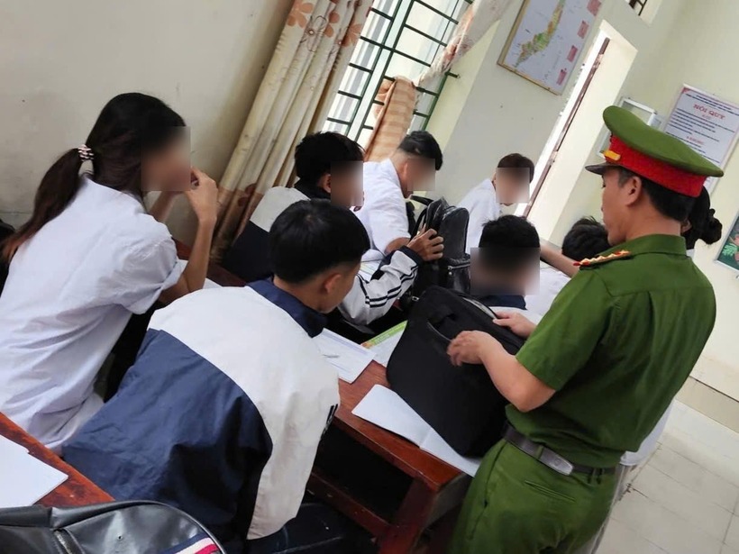 Công an phường Yên Sơn kiểm tra đồ dùng học tập của tất cả các học viên tại Trung tâm Giáo dục nghề nghiệp - Giáo dục thường xuyên Tam Điệp. Ảnh: Lao động