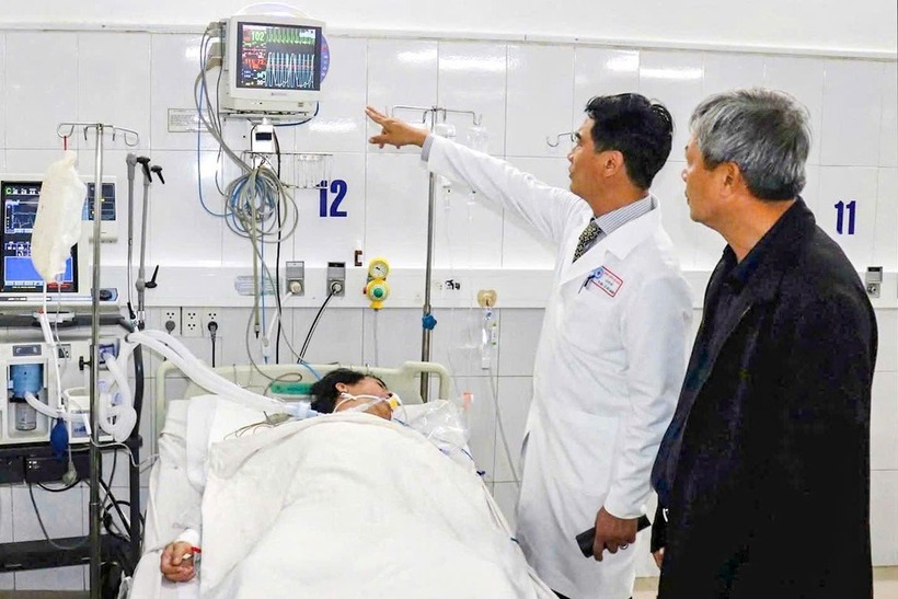 Lãnh đạo thành phố Đà Nẵng thăm hỏi người bị nạn trong vụ ngạt khí máy phát điện (Ảnh: Dân trí)
