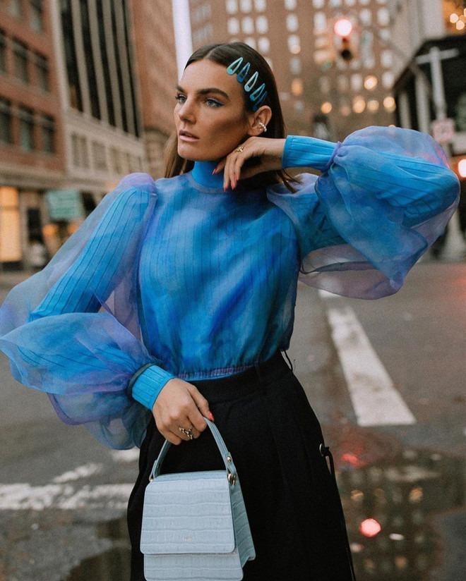 Với dáng xòe nhẹ từ eo xuống, chân váy chữ A là “người bạn thân” của mọi cô gái.