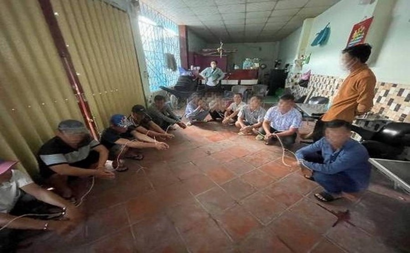 Các đối tượng bị bắt quả tang đá gà qua mạng tại quán cà phê. (Ảnh: Cơ quan công an)