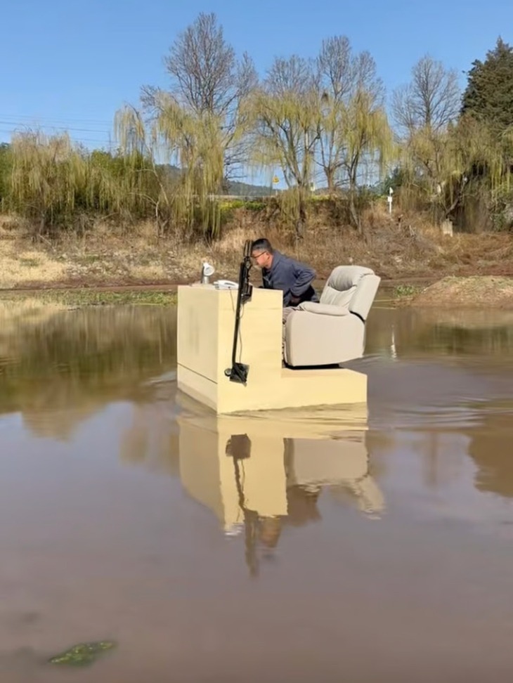 Chiếc xe đa năng có thể nổi trên mặt nước và có lò nướng thịt tích hợp cùng với thiết bị bắt cá. Ảnh: Douyin