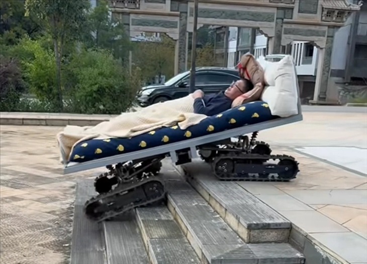 Chiếc xe giường nằm là mơ ước của những người "lười". Ảnh: Tuổi trẻ Online