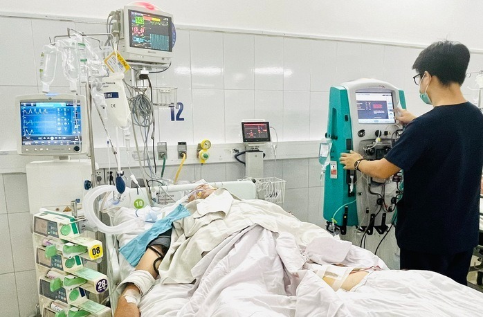 Một ca bệnh bị rắn cắn nguy kịch đang được điều trị tại Bệnh viện Đà Nẵng. Ảnh: Người lao động