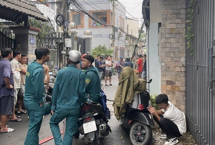 Lực lượng chức năng phong tỏa hiện trường nơi ông H. đang cố thủ. (Ảnh: Tiền phong)