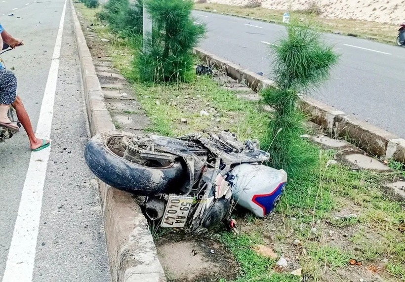 Chiếc mô tô gãy nát sau va chạm. (Ảnh: PLO)