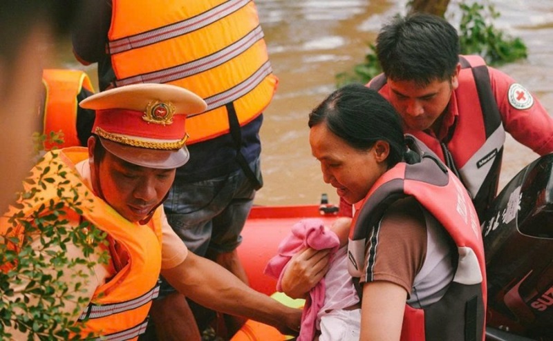 Lực lượng Công an xung kích, di dời người và tài sản của nhân dân tới nơi an toàn. (Ảnh: Công an nhân dân)