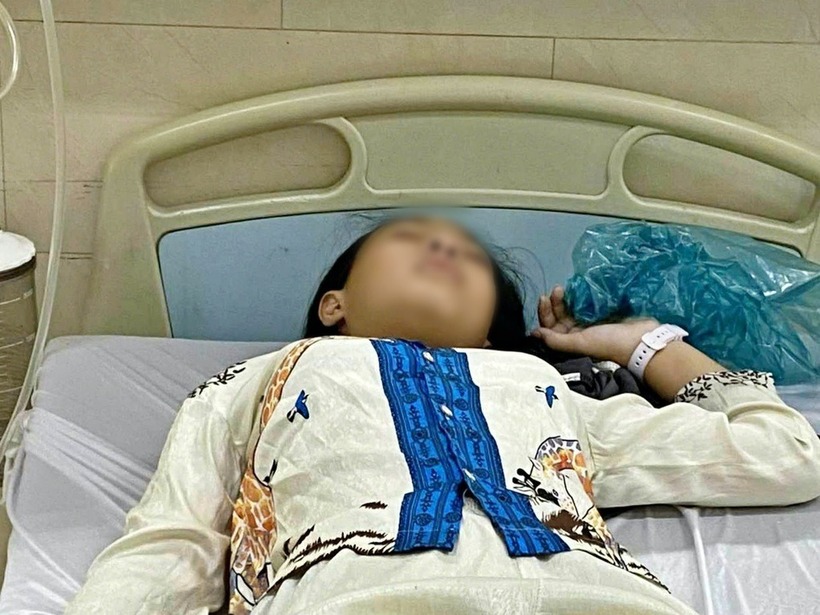 Bà H., mẹ của em A. cho biết con bà hiện tại mắt mờ, tai khó nghe sau khi bị bạn học đánh (Ảnh: Dân Trí)