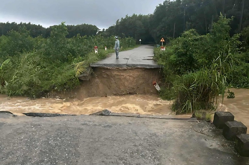 Nước lũ làm sập cầu Cây Sung ở Quảng Ngãi. Ảnh: Dân trí