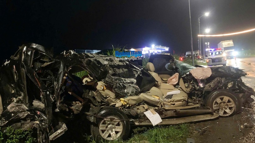 Ô tô có biển kiểm soát 76K - 78XX bẹp dúm, hư hỏng nặng. Ảnh: Báo Quảng Ngãi