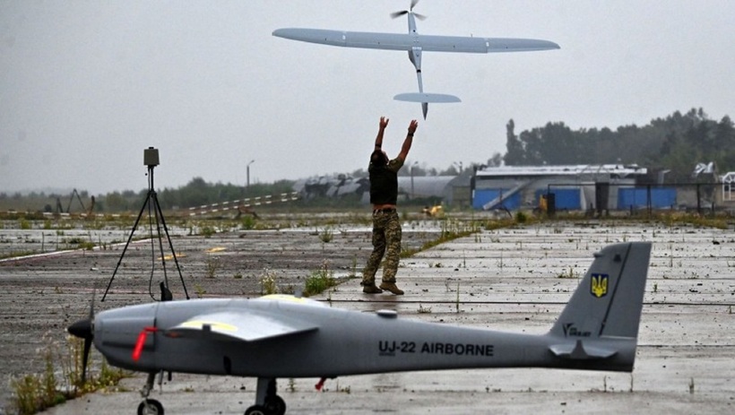 Binh sĩ Ukraine vận hành UAV loại UJ-22. Ảnh: Getty