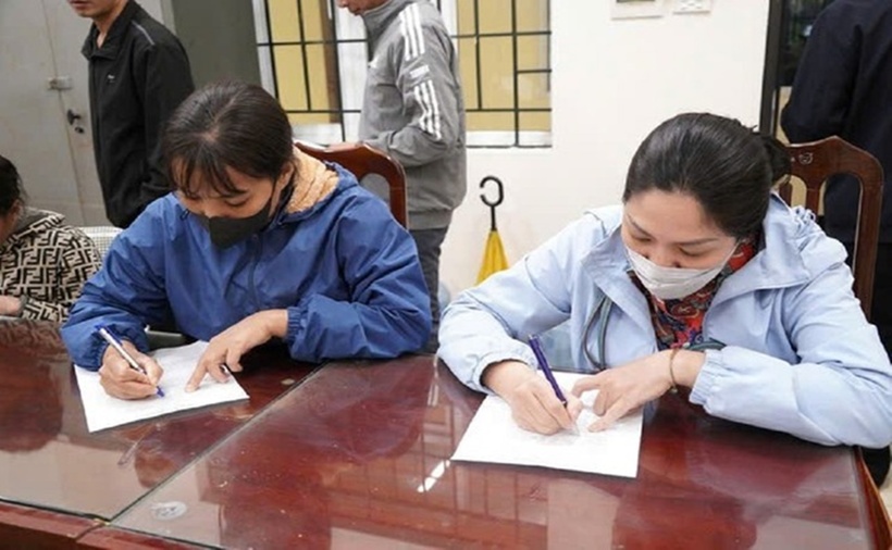 Phụ huynh học sinh ký cam kết giáo dục con tại gia đình. (Ảnh: Phụ nữ Việt Nam)