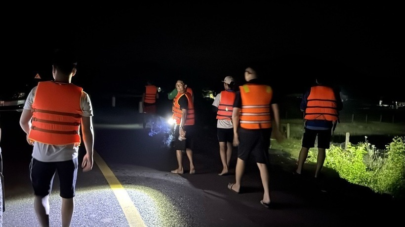 Nhiều người tham gia tìm kiếm bé gái mất tích trong đêm. Ảnh: Lao động