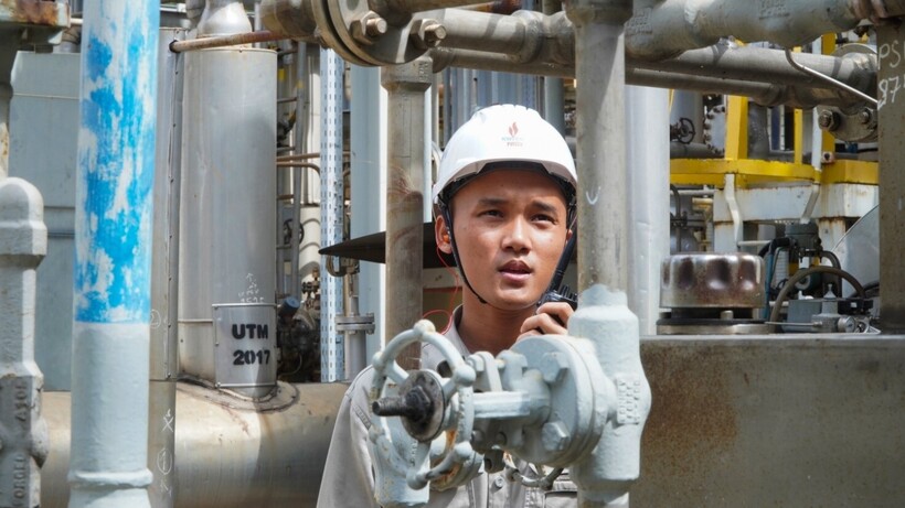 Giai đoạn đầu Nhà máy đạm Phú Mỹ mới đi vào vận hành, nhiều kỹ sư trẻ vừa rời ghế nhà trường đã được thử sức trong môi trường làm việc hiện đại, khắt khe, nơi từng thao tác đều đòi hỏi độ chính xác tuyệt đối.