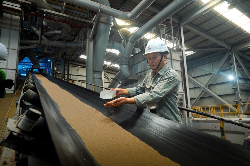 Mỗi tấn phân bón ra đời không chỉ là thành quả từ dây chuyền sản xuất, mà còn thấm đẫm mồ hôi, công sức của đội ngũ kỹ sư, công nhân.