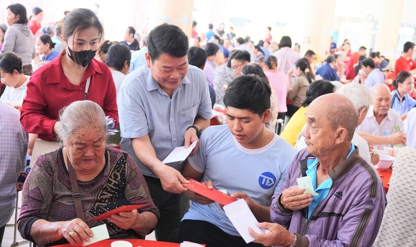 Những phần quà ý nghĩa được ông Tống Xuân Phong - Chủ tịch Công đoàn PVFCCo - Phú Mỹ trao tận tay những hoàn cảnh khó khăn vào dịp Tết đến xuân về.