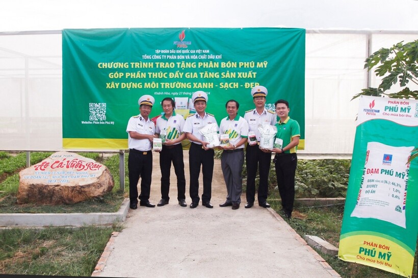 PVFCCo - Phú Mỹ trao tặng phân bón góp phần gia tăng sản xuất, xây dựng môi trường xanh - sạch - đẹp tại Lữ đoàn 162.