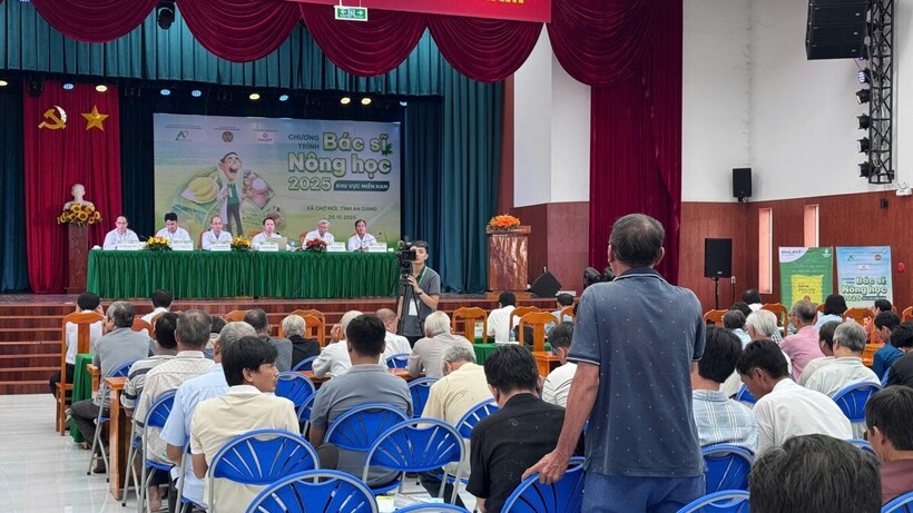 Người nông dân phát biểu, đặt câu hỏi tại chương trình.