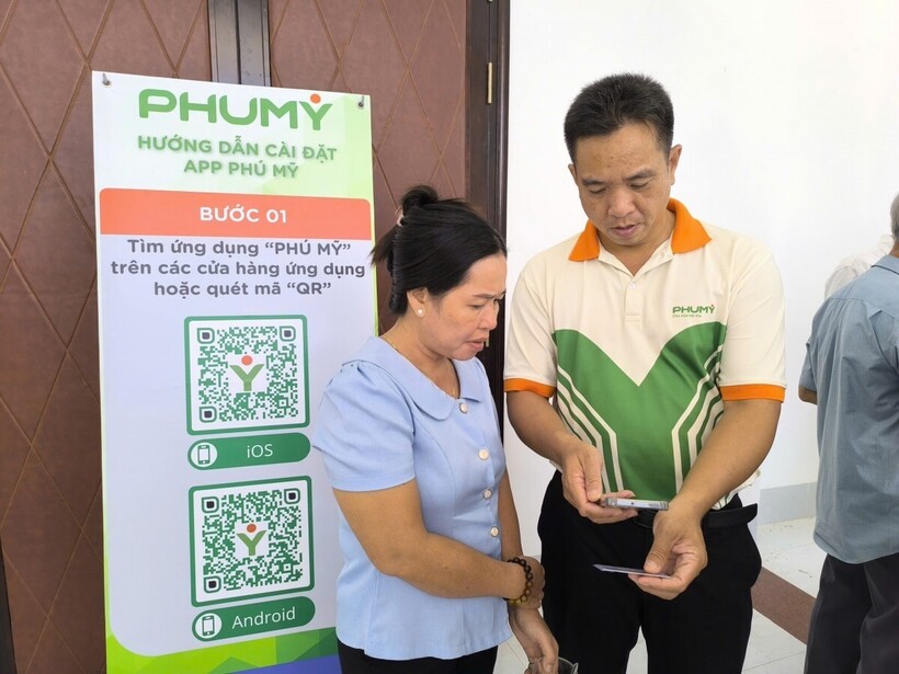 Hướng dẫn bà con cài app Phú Mỹ tại chương trình.