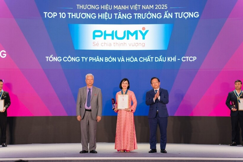 Đại diện PVFCCo - Phú Mỹ vinh dự đón nhận danh hiệu Top 10 Thương hiệu mạnh tăng trưởng ấn tượng, nằm trong Top 50 Thương hiệu mạnh Việt Nam năm 2025.