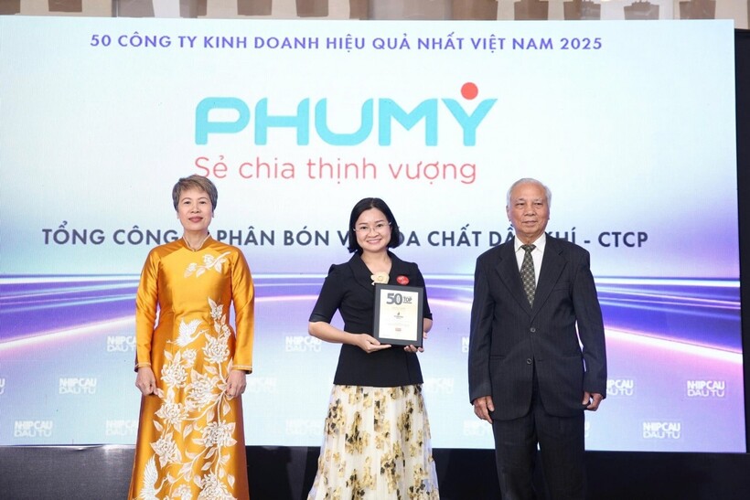 Đại diện PVFCCo - Phú Mỹ đón nhận danh hiệu Top 50 Công ty kinh doanh hiệu quả nhất.