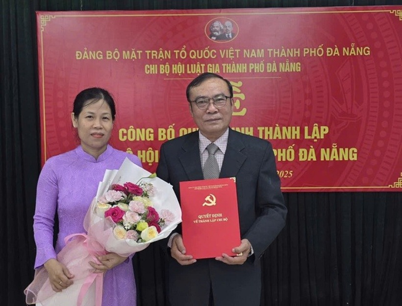 Ông Nguyễn Bá Sơn và bà Nguyễn Trần Thủy Tiên, Chi ủy Chi bộ Hội Luật gia thành phố nhiệm kỳ 2025 – 2030, trong buổi lễ công bố quyết định thành lập Chi bộ Hội Luật gia thành phố Đà Nẵng.