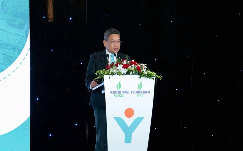 ThS Trần Vĩnh Lộc - Phó Giám đốc Trung tâm Nghiên cứu và Ứng dụng PVFCCo, giới thiệu hệ thống SCR trong việc giảm phát thải khí NOx hiệu quả nhất hiện nay cho động cơ diesel.