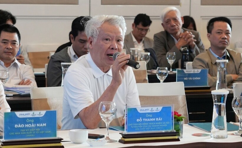 Ông Đỗ Thanh Bái - Chủ tịch Hội đồng Trách nhiệm Xã hội Tự nguyện các doanh nghiệp Hóa chất Việt Nam đánh giá cao sản phẩm DEF - Phú Mỹ Xanh của PVFCCo - Phú Mỹ).