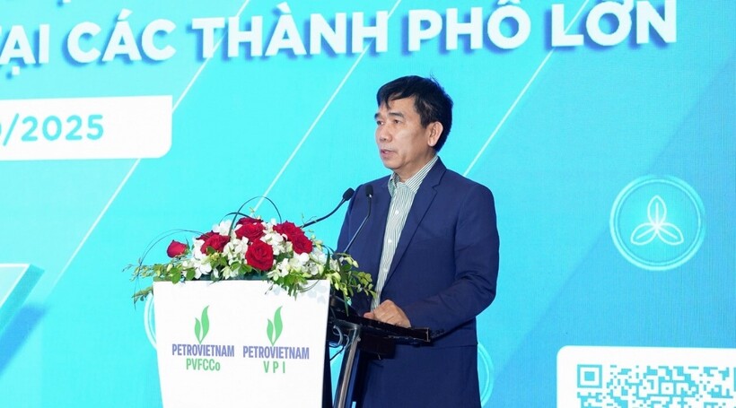 Phó Tổng Giám đốc Petrovietnam Lê Xuân Huyên: Sản phẩm dung dịch xử lý khí thải động cơ diesel DEF - Phú Mỹ Xanh sản xuất theo tiêu chuẩn quốc tế, góp phần thúc đẩy chuyển đổi xanh trong lĩnh vực vận tải.