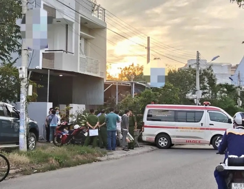 Lực lượng chức năng đưa thi thể người phụ nữ đi giám định pháp y. Ảnh: PLO.