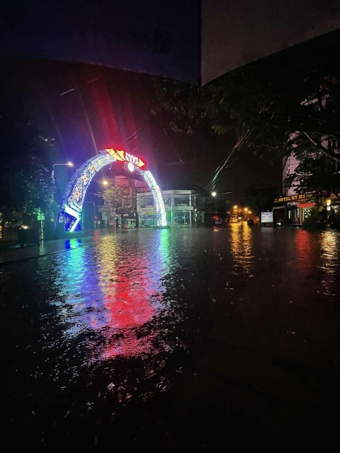 Tại khu vực Tam Kỳ, mưa lớn kéo dài liên tục đã khiến nhiều tuyến đường trong đô thị tại các phường Hương Trà, Bàn Thạch, Tam Kỳ bị ngập rất nặng. (Ảnh: Người lao động)