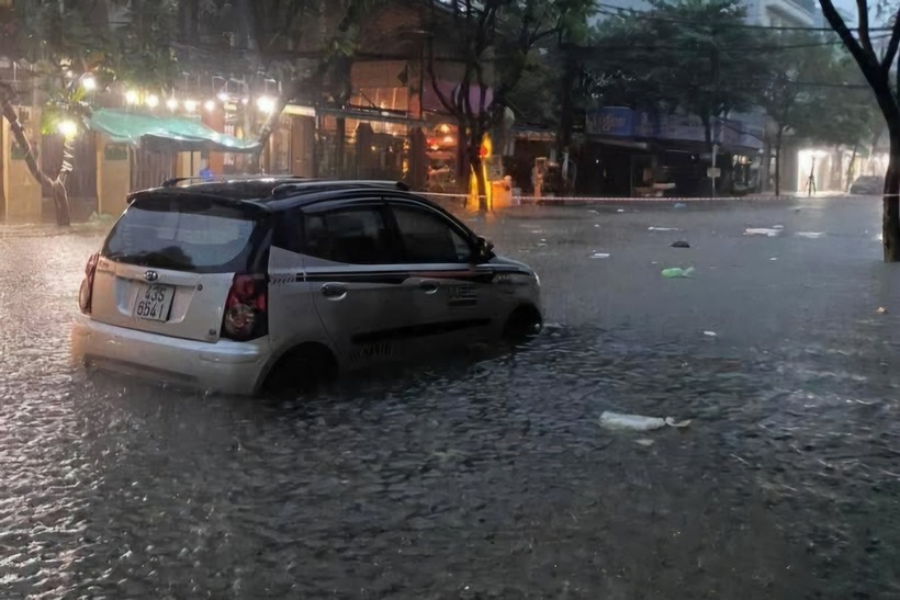 Người dân thức giấc đã thấy nước bủa vây tứ phía, họ kêu gọi nhau chạy ô tô đang đậu bên đường ra khỏi khu vực ngập. (Ảnh: Thanh niên)