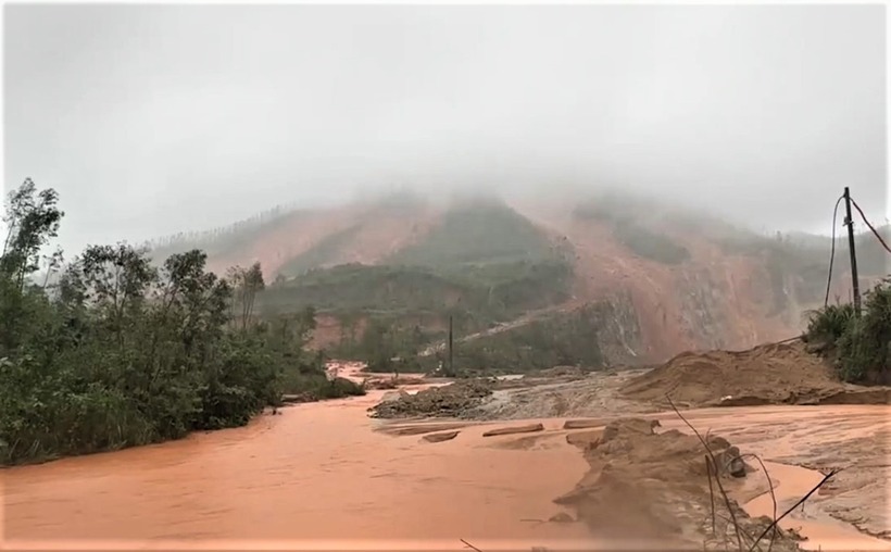 Núi Rú Rác xảy ra sạt lở đất nghiêm trọng khiến khối lượng lớn đất đá trôi xuống. (Ảnh: Thanh niên)