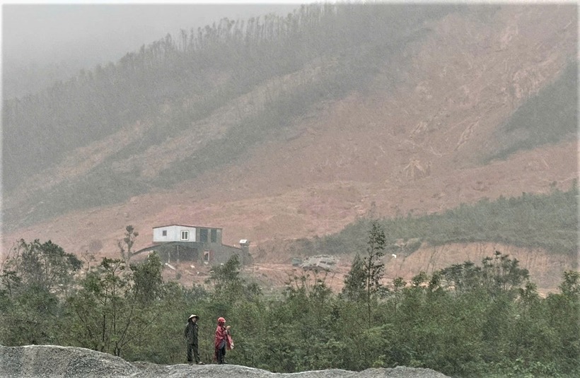 Núi Rú Rác sạt lở khiến đất đá vùi lấp nhiều tài sản của các chủ trang trại. (Ảnh: Thanh niên)