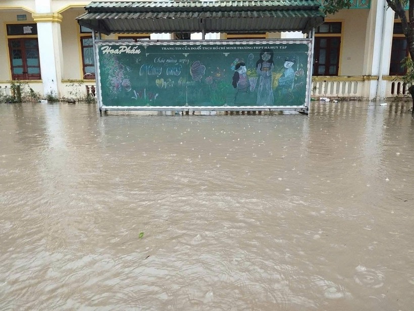 Sân trường ngập sâu trong nước. Ảnh: Tiền phong
