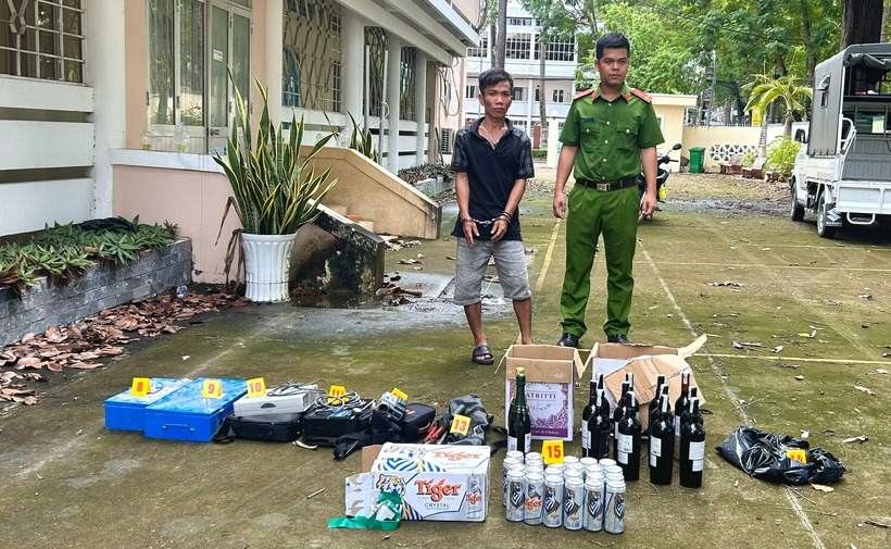 Đối tượng Phạm Ngọc Trung cùng tang vật. Ảnh: Công an tỉnh Vĩnh Long.