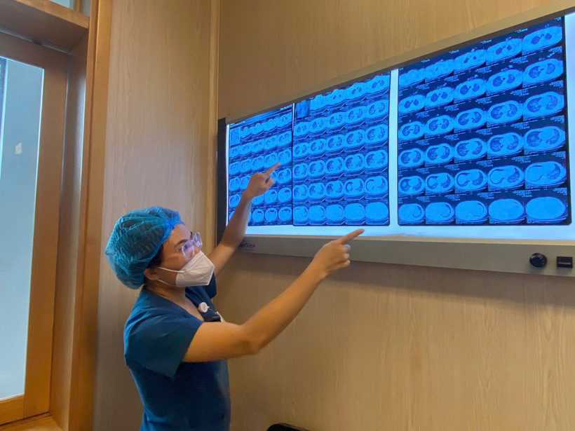 Bệnh nhân đã ngừng tim nhiều lần, phổi tổn thương lan tỏa, oxy xuống rất thấp. Nếu không xử lý trong vài phút, chắc chắn sẽ tử vong