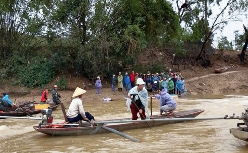 Chính quyền địa phương huy động nhiều tàu thuyền tìm kiếm nạn nhân chiều 4/11. (Ảnh: Tuổi trẻ)