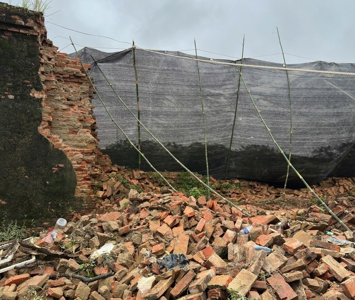 Đoạn tường Hoàng thành Huế bị mưa lẽ kéo sập. (Ảnh: VTC News)