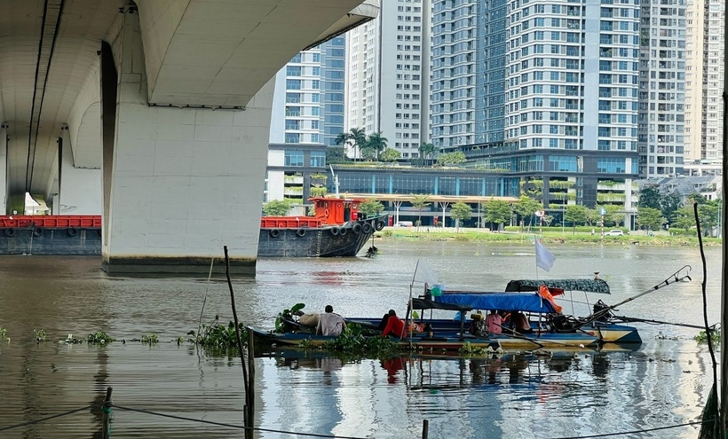 Ghe của người dân hỗ trợ gia đình tìm kiếm trên sông Sài Gòn. (Ảnh: Dân trí)