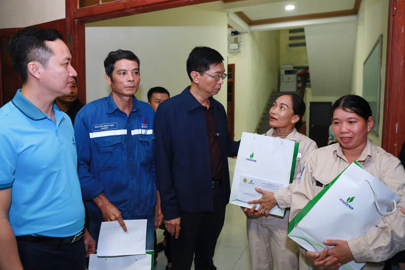 Đoàn công tác Petrovietnam tặng quà, thăm hỏi người lao động tại các đơn vị thành viên.