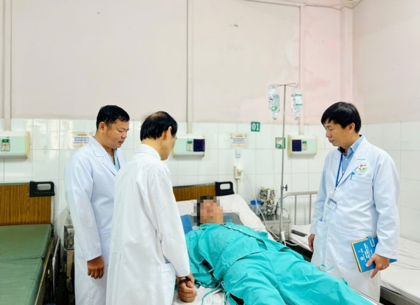 Bác sĩ thăm khám cho bệnh nhân. Ảnh: Người Lao Động.