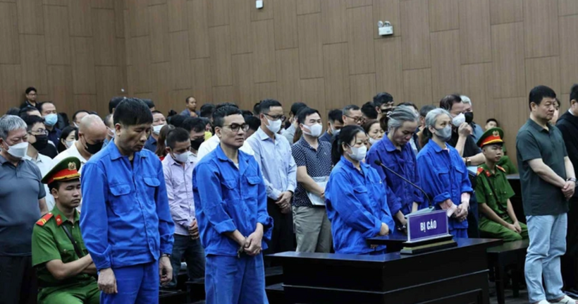 Các bị cáo bị đưa ra xét xử trong vụ án đánh bạc tại King Club. (Ảnh: Giang Long)